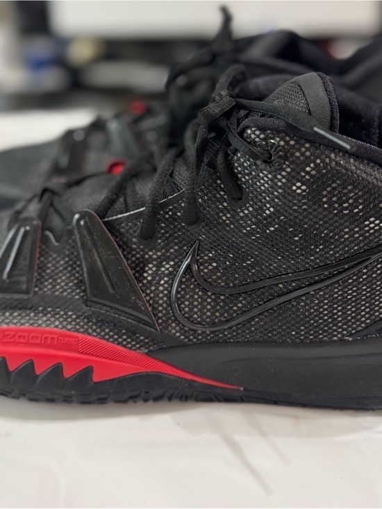 BRAND NEW Nike Kyrie Bred 7 Men\'s Black Athletic Shoes with Red Accents main image 9